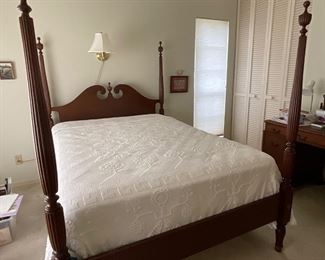 4 poster full bed.  Looks even nicer in person. 