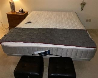 Adjustable queen.  Like new!!!  Even massages!!!