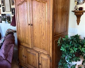 Amoire / Entertainment Center