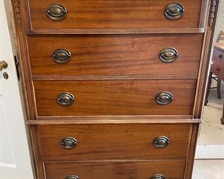 Huntley Furniture mahogany chest of drawers 