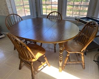 Kitchen table with 2 leaves and 4 chairs