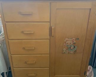 Nursery small armoire 