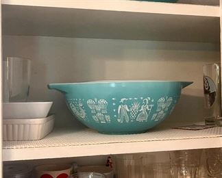 Vintage Pyrex bowls, glassware