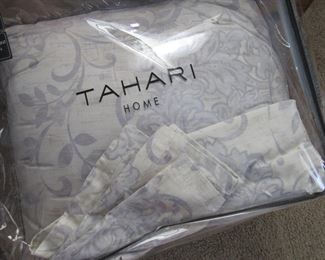 Queen comforter with 2 pillow shams