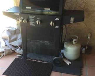 003 Complete Outdoor Grilling Set Brinkmann Grill with Tools, Tank, Cover, and Bonus Mats 