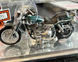 Maisto Harley Davidson 1:18 Model 2000 FXDL Dyna Low Rider