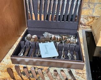 Flatware Set Distinction Deluxe Stainless by Oneida HH Case: 3 x 14.75 x 11.25in HxWxD