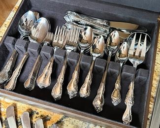 Flatware Set Distinction Deluxe Stainless by Oneida HH Case: 3 x 14.75 x 11.25in HxWxD