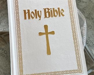 Large Family HOLY BIBLE Red Letter Edition New American Bible 3 x 8.75 x 11.5. HxWxD