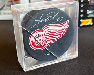 Aaron Ward Signed Hockey Puck Detroit Redwings 3.25x3.25x1in HxWxD
