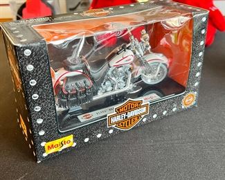 Maisto Harley Davidson 1:18 Model FLSTS Heritage Springer 4x7x3in