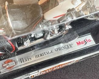 Maisto Harley Davidson 1:18 Model FLSTS Heritage Springer 4x7x3in