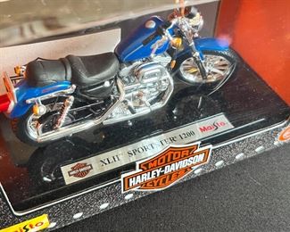 Maisto Harley Davidson 1:18 Model XLH Sportster 1200 4x7x3in