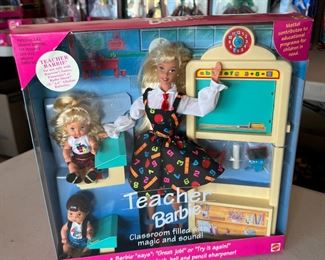 Barbie 1995 Teacher Doll Classroom 13914 13x13x3in HxWxD