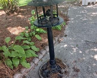 Iron bird feeder