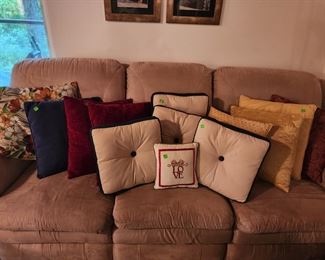 Sofa with dual recliners