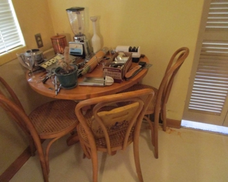 Kitchen table/chairs vintage