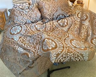 Comforter & Accent Pillows