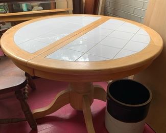 Extendable wood and tile table