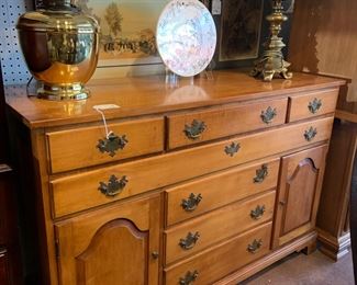 Dresser $428