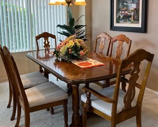 Beautiful Vintage Dining Table 6 Chairs 