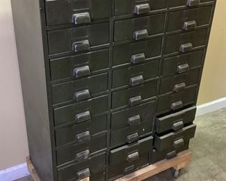 INDUSTRIAL METAL STORAGE CABINET