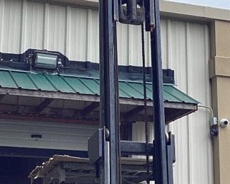 KALMAR AC C30 FORKLIFT, NEW BATTERY, GOOD WORKING CONDITION, P/U LOCATION 1/4 MILE FROM AUCTION HOUSE,