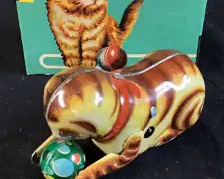 TIN LITHO WIND UP CAT w KEY & BOX