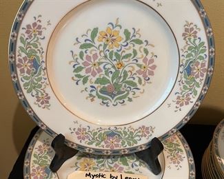 12 Six Piece Place Settings of 
Mystic by Lenoxr
6 serving pieces
8 rimmed Soups 