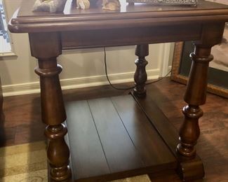Double shelf end table