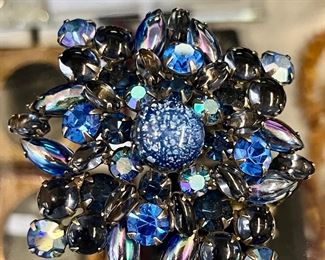 Large vintage rhinestone pin. 