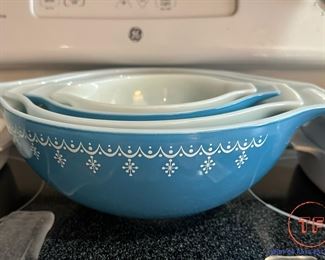 Vintage PYREX Blue Garland Snowflake Nesting Bowls