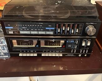 Sanyo am/fm cassette turntable (phonograph record player) all works comes with 2 speakers