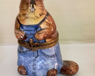 Limoges Beaver Pill Box. 