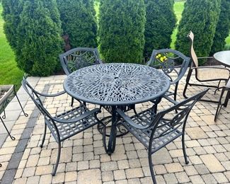 BLK CAST ALUMINUM OUTDOOR TABLE SET W/4 CHAIRS