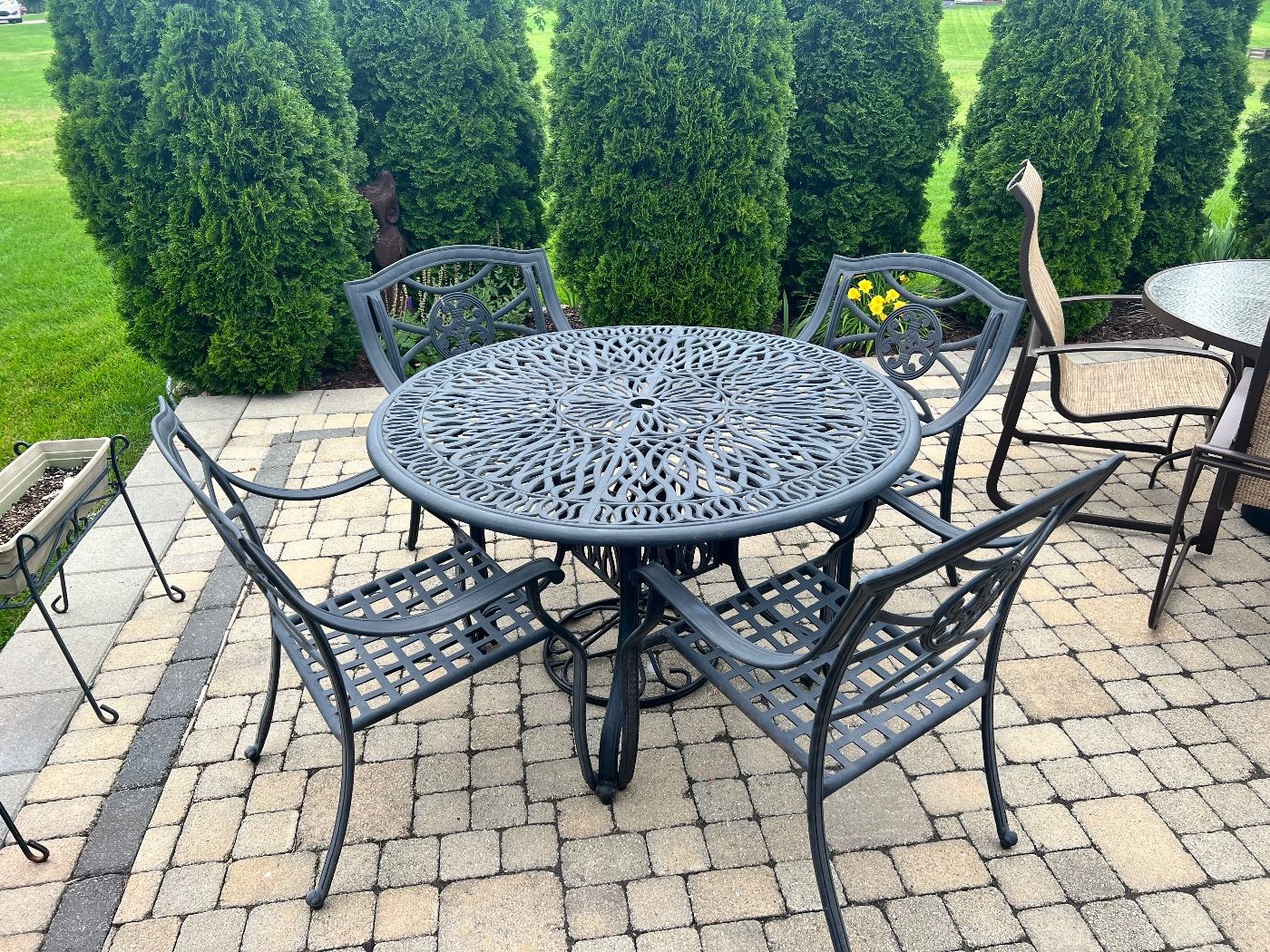 BLK CAST ALUMINUM OUTDOOR TABLE SET W/4 CHAIRS