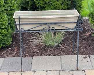METAL PLANTER STAND