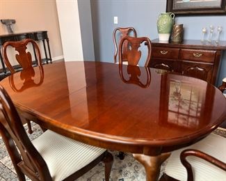 BEAUTIFUL THOMASVILLE DINING ROOM TABLE IN MINT CONDITION