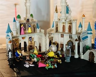 DISNEY WORLD CASTLE PLAYSET CINDRELLA  PRINCESS  FIGURES