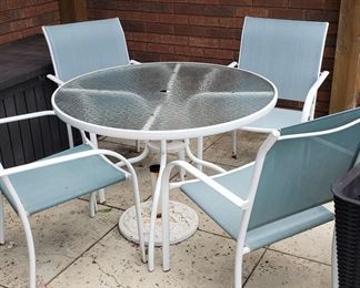  circular patio table w/4 chairs