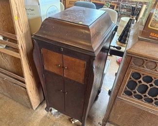 VINTAGE CRANK STYLE RECORD PLAYER