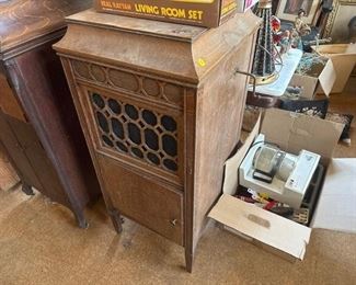 VINTAGE CRANK STYLE RECORD PLAYER
