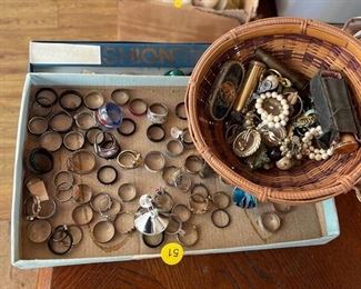 LOT OF RINGS AND JEWELRY
