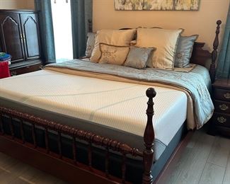 King TempurPedic Mattress & Base. Really Comfortable