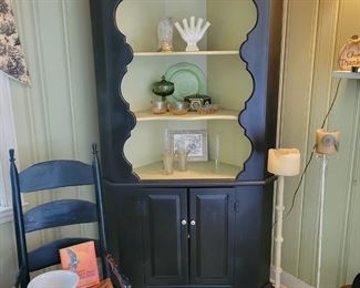 Corner cabinet