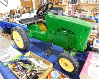 ERTL John Deere Pedal Tractor