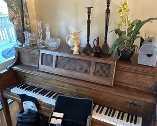 Yamaha Oak Console Piano