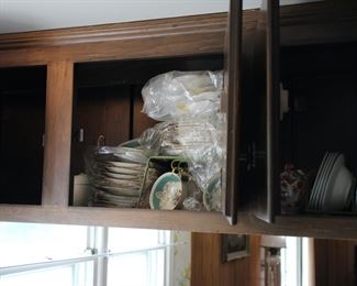 Assorted cups & saucers set