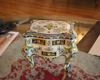 Small faience footed box