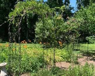 2 metal Garden arches (must remove by self)